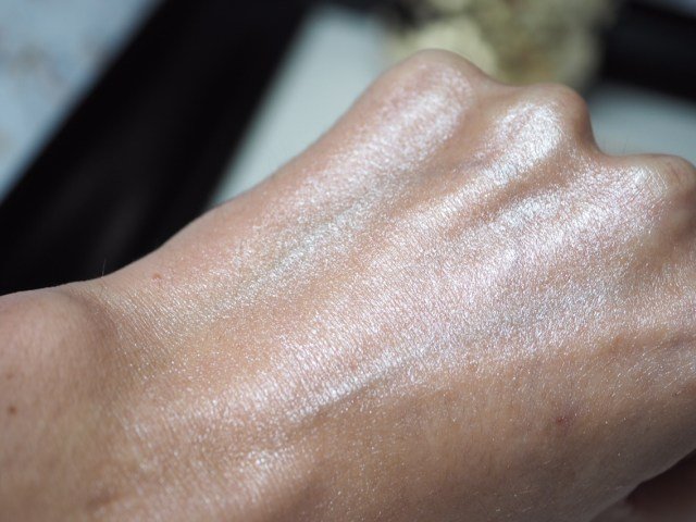 Makeup Revolution Liquid Starlight Highlighter Hand Swatch Blended- really metallic looking hand